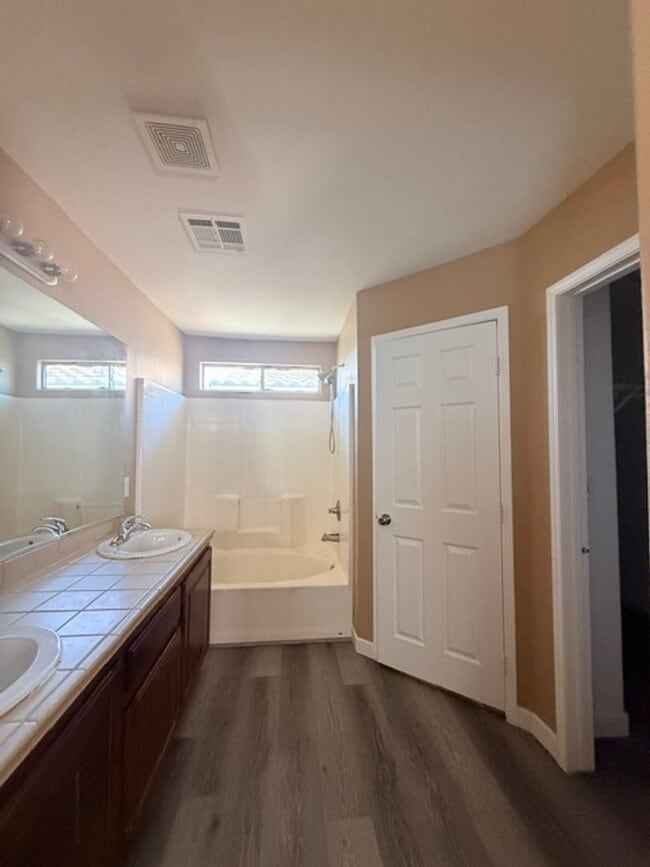 Building Photo - 5172 Dillingham Dr