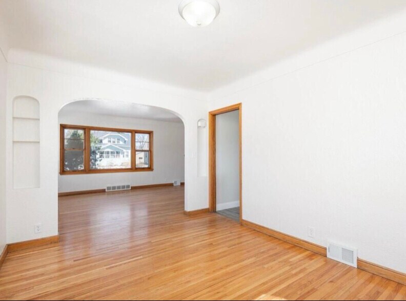 Building Photo - 884 Hyacinth Ave E