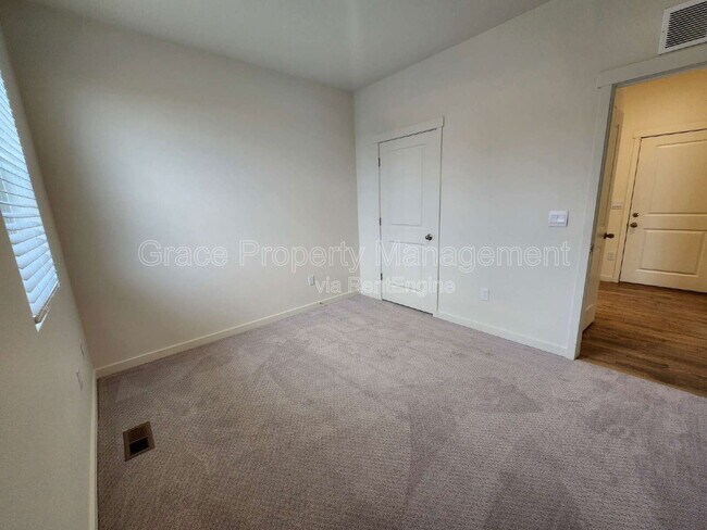 Building Photo - 508 Ledge St