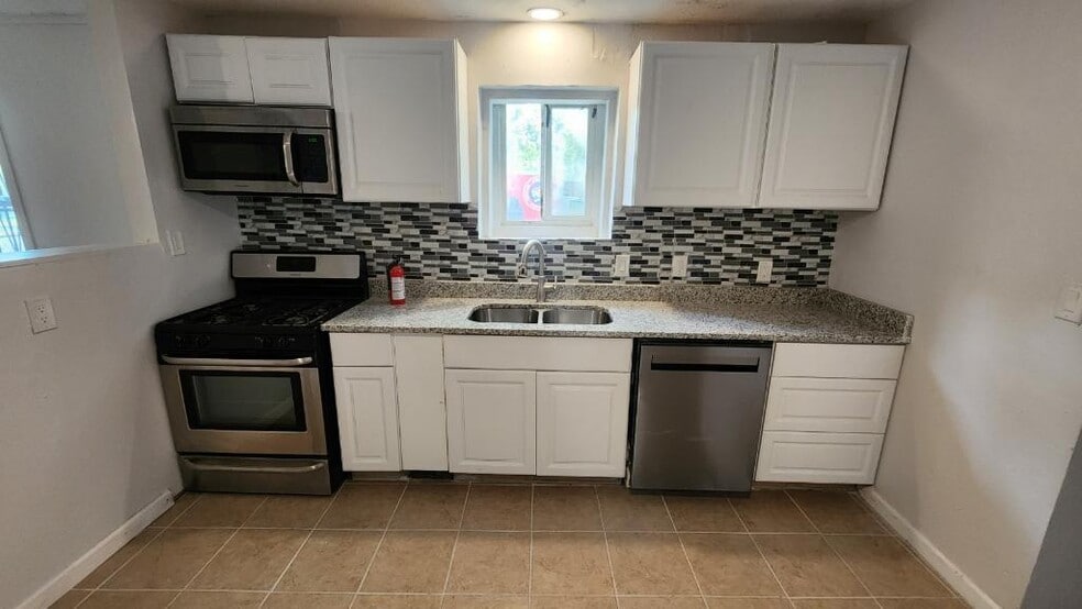 Building Photo - 971 Chalmers Ave