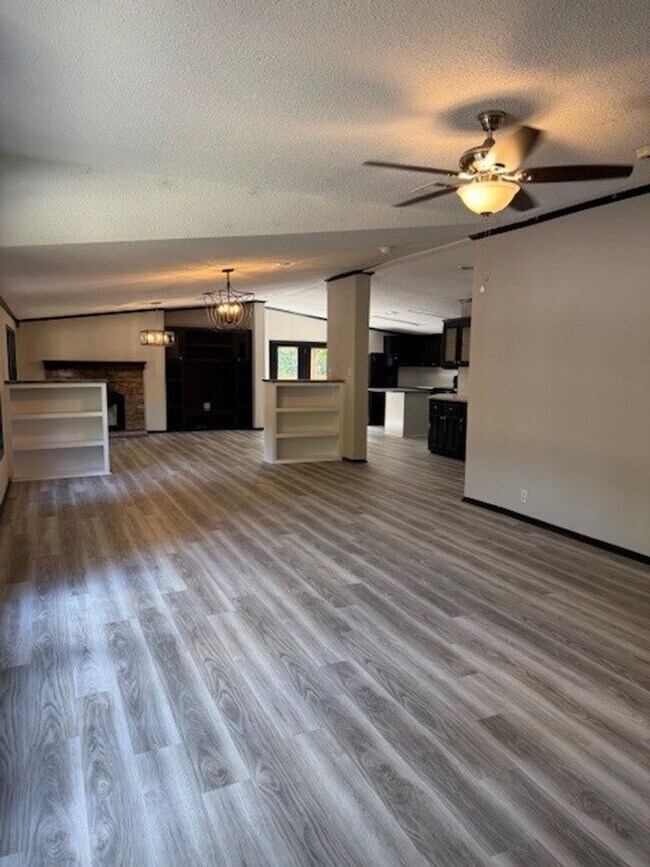 Building Photo - Available Now Spacious 3 Bedroom Home on P...