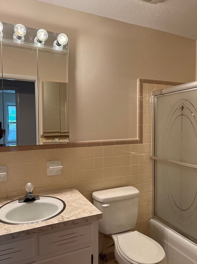 Building Photo - 102 Victoria Dr