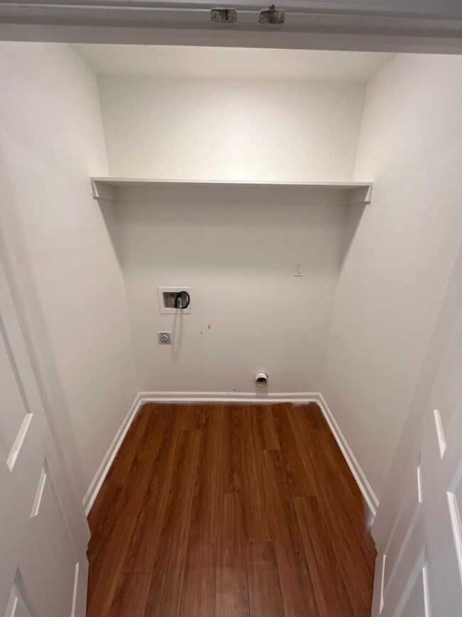 Building Photo - 3 Bed 2 Bath Apartment