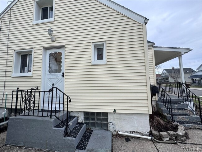 Building Photo - 102 Francis Ave