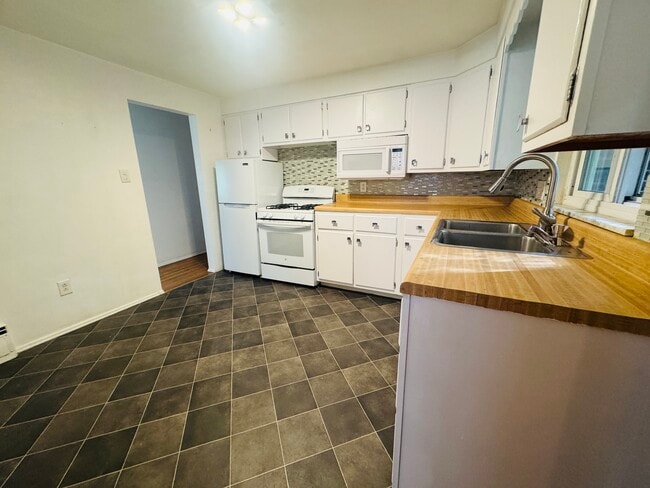 Building Photo - 4021 Portman Ave