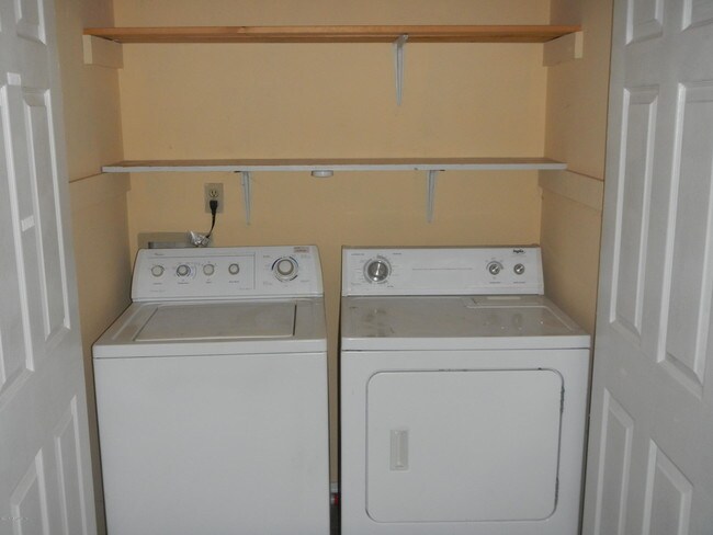 Building Photo - 517 Tuxedo Ct