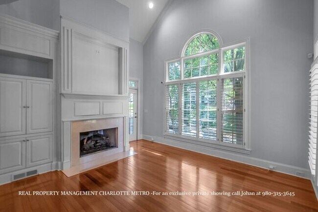 Building Photo - Luxurious 4 Bedroom, 5.5 Bathroom Townhome on Prestigious Queens Road. Contact (980) 315-3645 for...