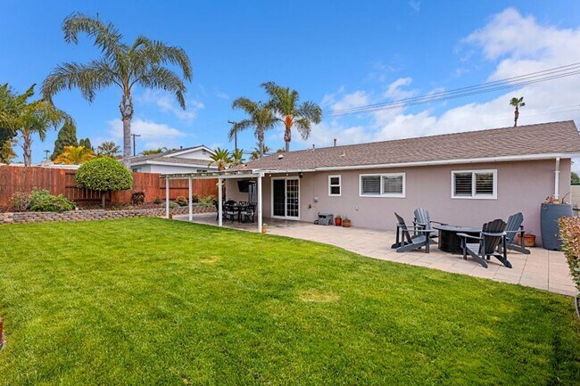 Building Photo - 3 bed 1.5 baths + 2 car garage with a larg...