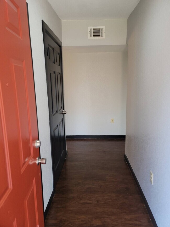 Building Photo - 1104 Bloomfield Dr
