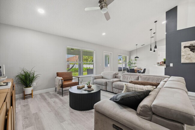 Building Photo - 249 SW Aubudon Ave