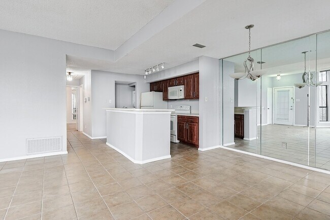 Building Photo - 3420 Country Club Dr W