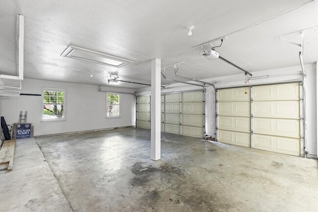 Building Photo - 821 High Willow Dr