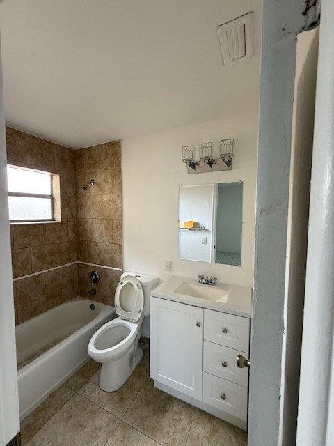 Building Photo - 1020 N 18th Ct