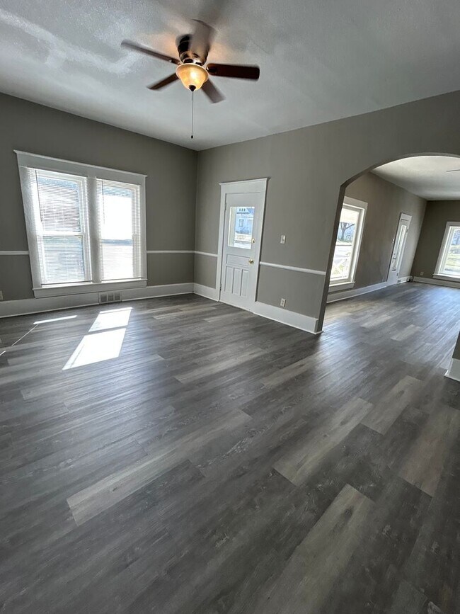 Building Photo - Remodeled And Very Adorable 3 Bedroom/2 Bathroom House