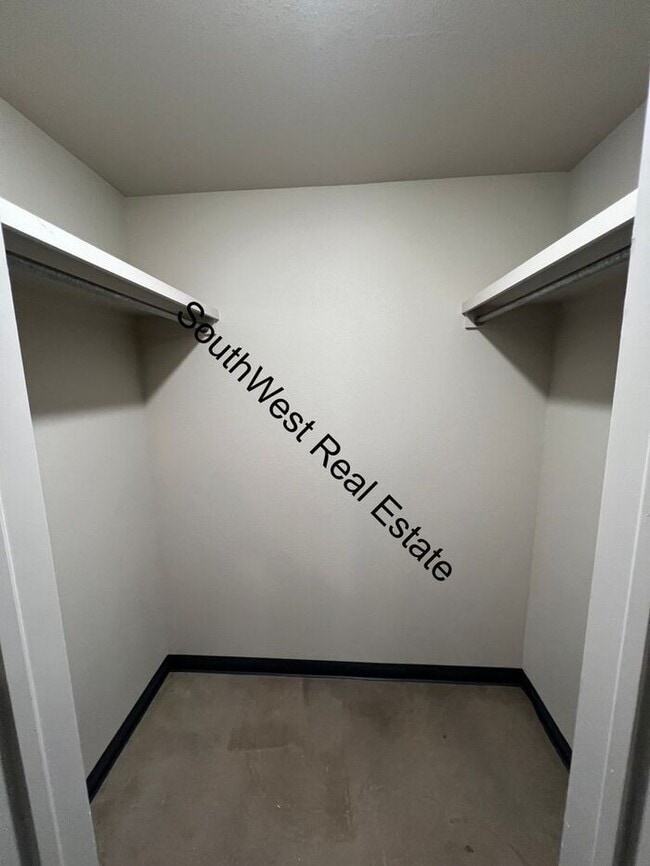 Building Photo - Spacious 2 bedroom 2 Bath apartment