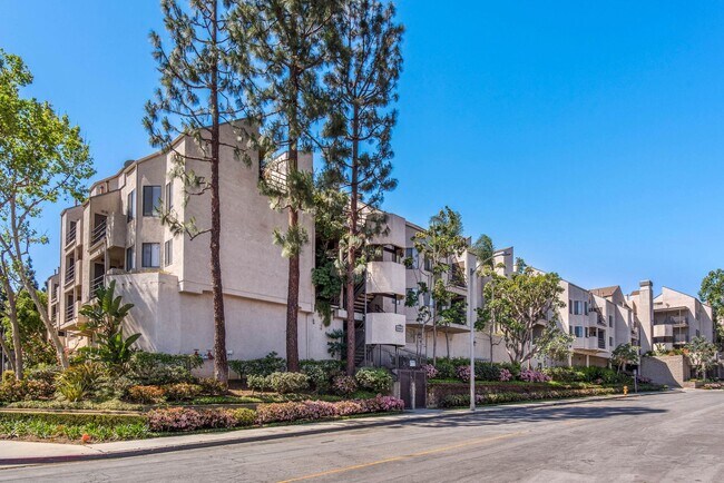 Building Photo - Modern Condo with over 1300 Square Feet wi...