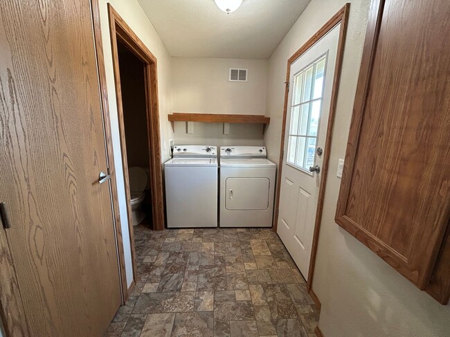 Building Photo - Cute 3 bedroom Duplex for Rent!