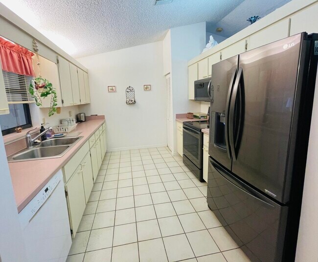 Building Photo - 757 Tulip Dr