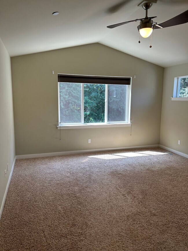 Building Photo - Newer Duvall 5 Bedroom 3 Bath Luxury Home