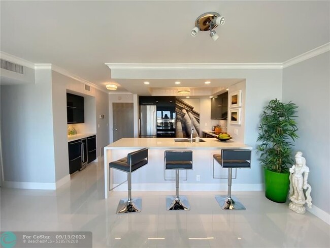 Building Photo - 340 Sunset Dr