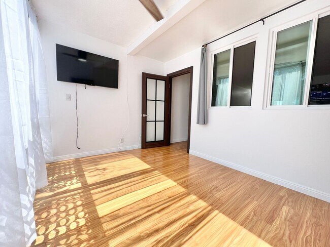 Building Photo - Charming 1BD + Den Condo in Bluff Park – Secured Parking & Prime Coastal Location