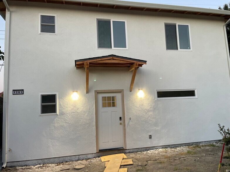 Building Photo - 1279 Las Palmas Dr