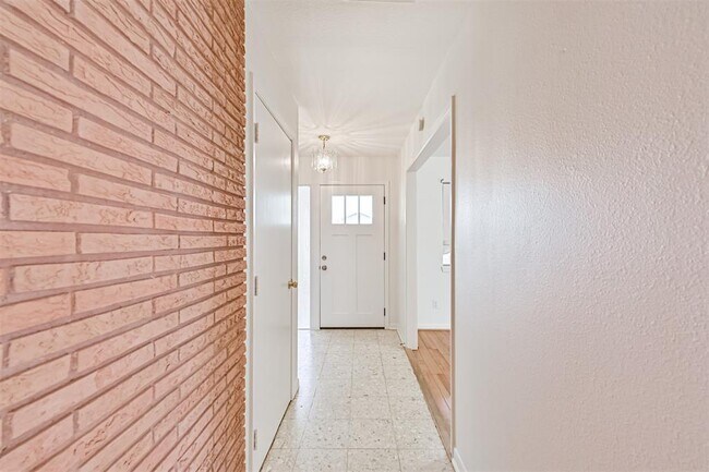 Building Photo - 2920 Heron Dr