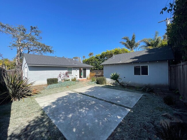 Building Photo - Renovated East Mesa Home 2 Doors From Shor...