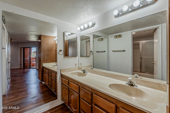 Building Photo - 4303 E Cactus Rd