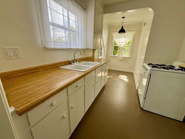 Building Photo - 2809-2821.5-28215 Rowena Ave