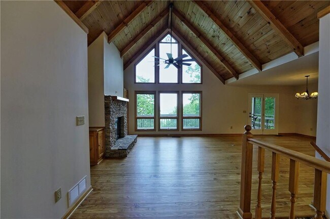 Building Photo - 127 Columbine Dr