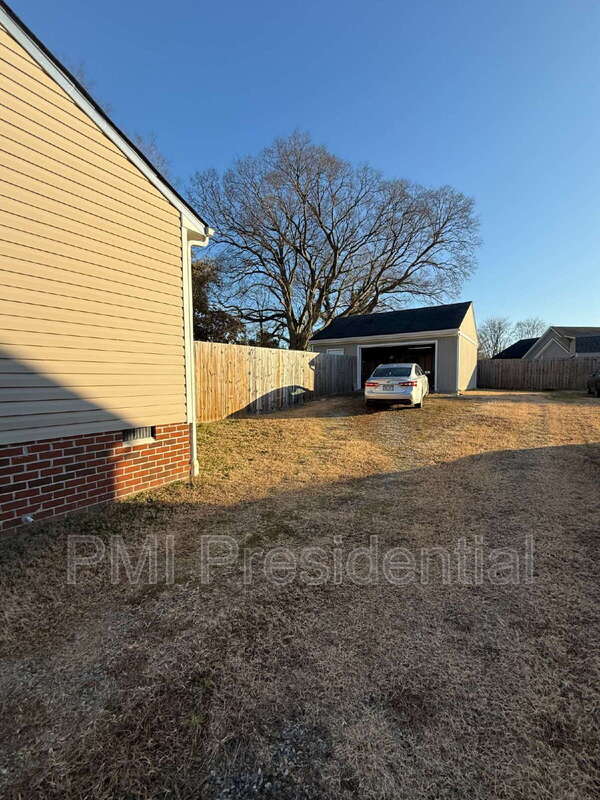 Building Photo - 1041 Greenview Dr