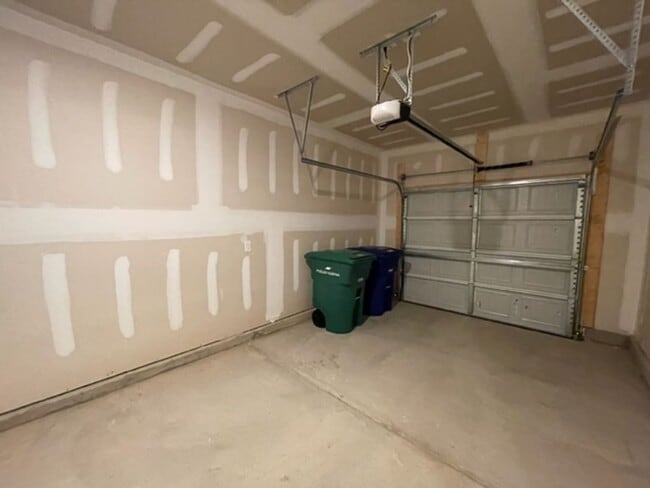 Building Photo - Like New Townhome in South & Main, Fuquay-Varina!