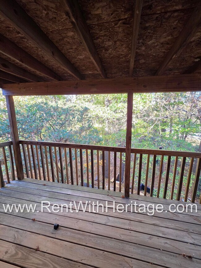 Building Photo - Amazing 2 bedroom, 1.5 bath townhome/ Grea...