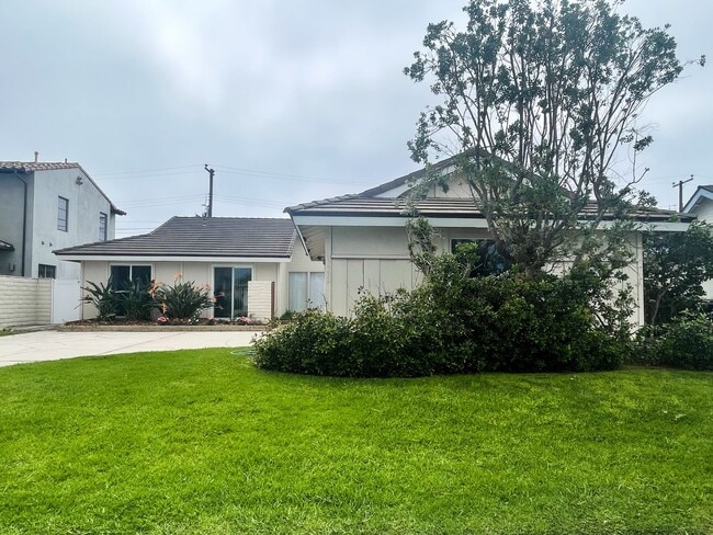 Building Photo - 3 bedroom 2 bath home in desired neighborhood