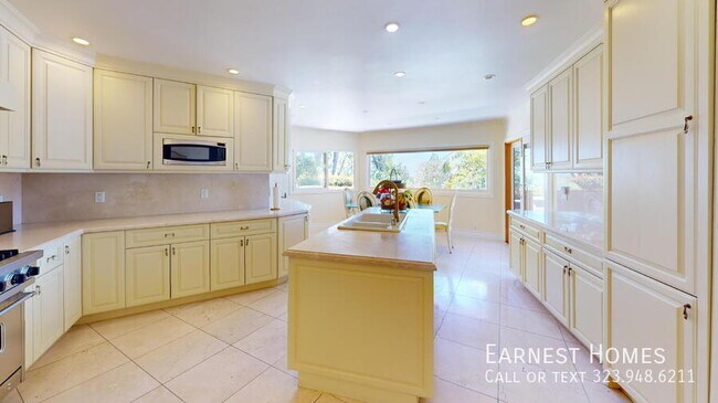 Building Photo - 1831 Loma Vista Dr