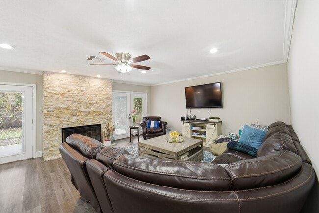 Building Photo - 1306 Carriage Dr