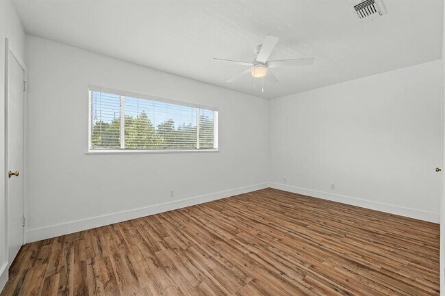 Building Photo - 2401 Winsted Ln