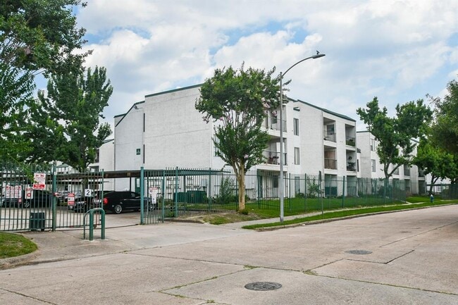Building Photo - 2832 S Bartell Dr
