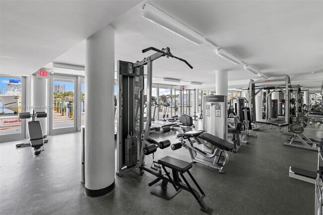 Building Photo - 900 Bay Dr