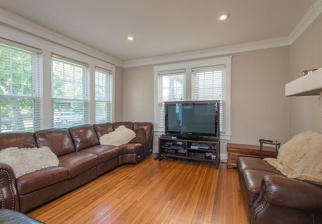 Building Photo - "Charming Nashville Retreat: Spacious 2-Be...