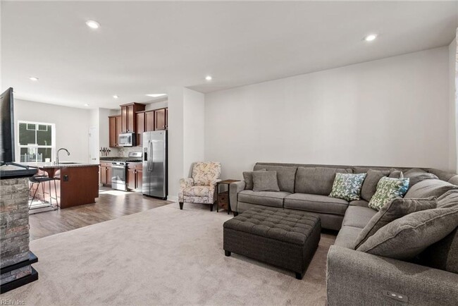 Building Photo - Newer Construction 3 Story Condo!