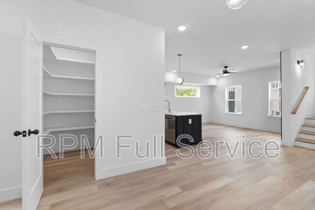 Building Photo - 1241 N Avondale Cir