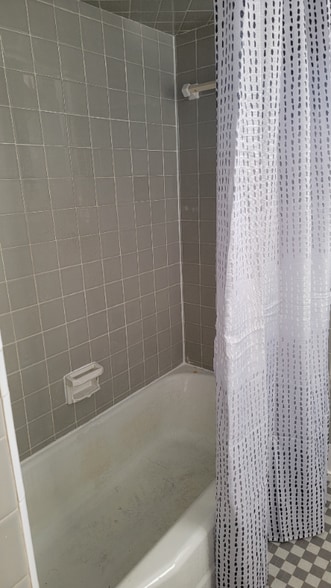 Building Photo - 404 Crestwood Ct