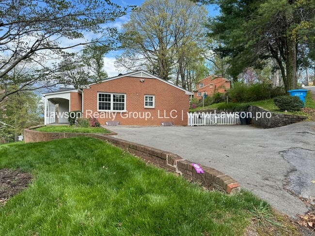 Building Photo - Spacious South Roanoke Home with Lawn Care Included