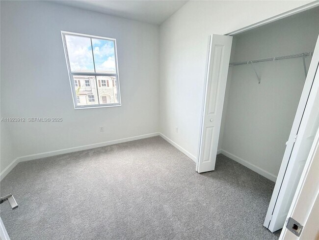 Building Photo - 2620 SE 27th Dr