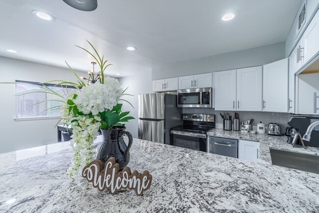 Building Photo - Move-In Ready, Fully Furnished Condo – Prime Strip Location