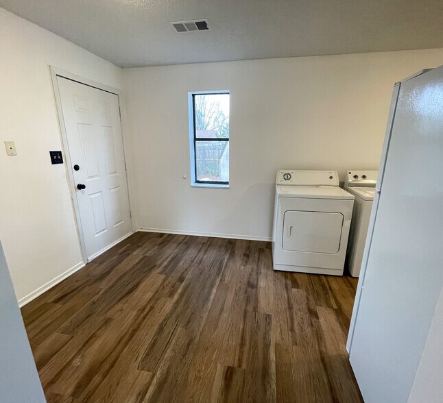 Dining Area - 712 Jill Ln
