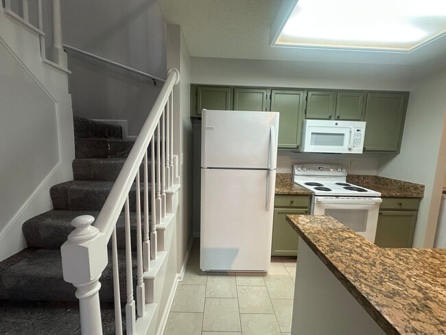 Building Photo - Bright and Spacious Greenbrier Fairways Condo