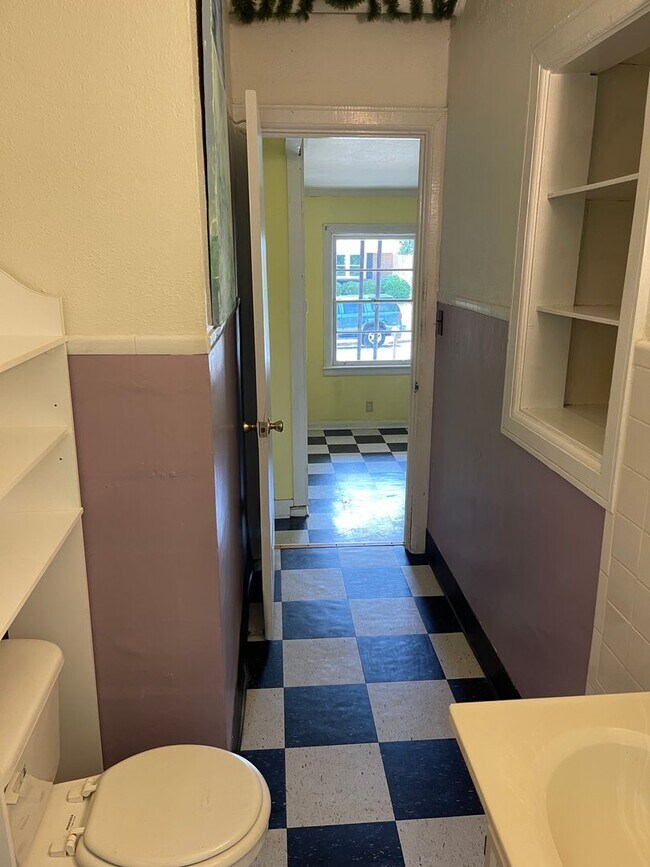 Building Photo - Two Bedroom One Bath in Normaltown